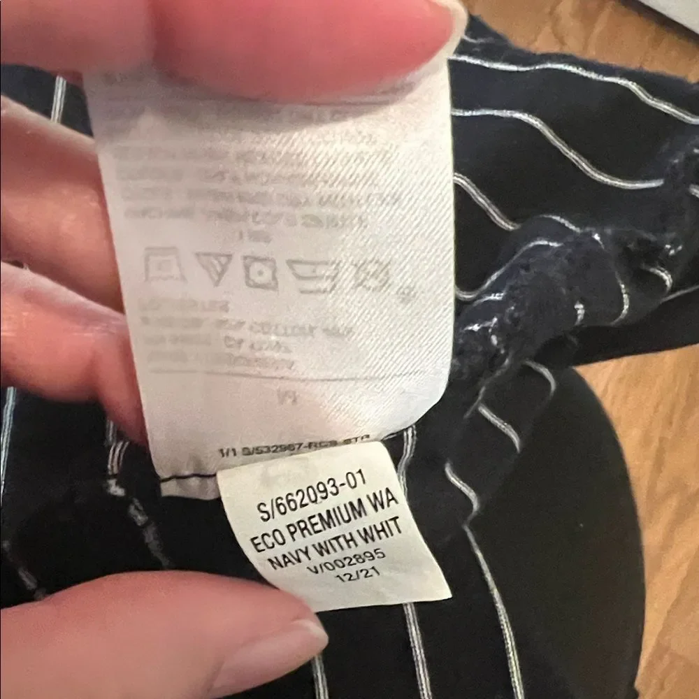 #0977+ Unisex Banana Republic Dark Navy Tee with White Stripes